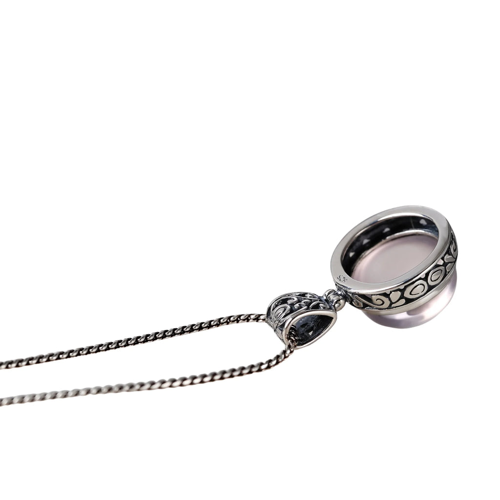 Getragene Rosenquarz Halskette mit rundem Stein – natürlich, feminin, sanfte Ausstrahlung