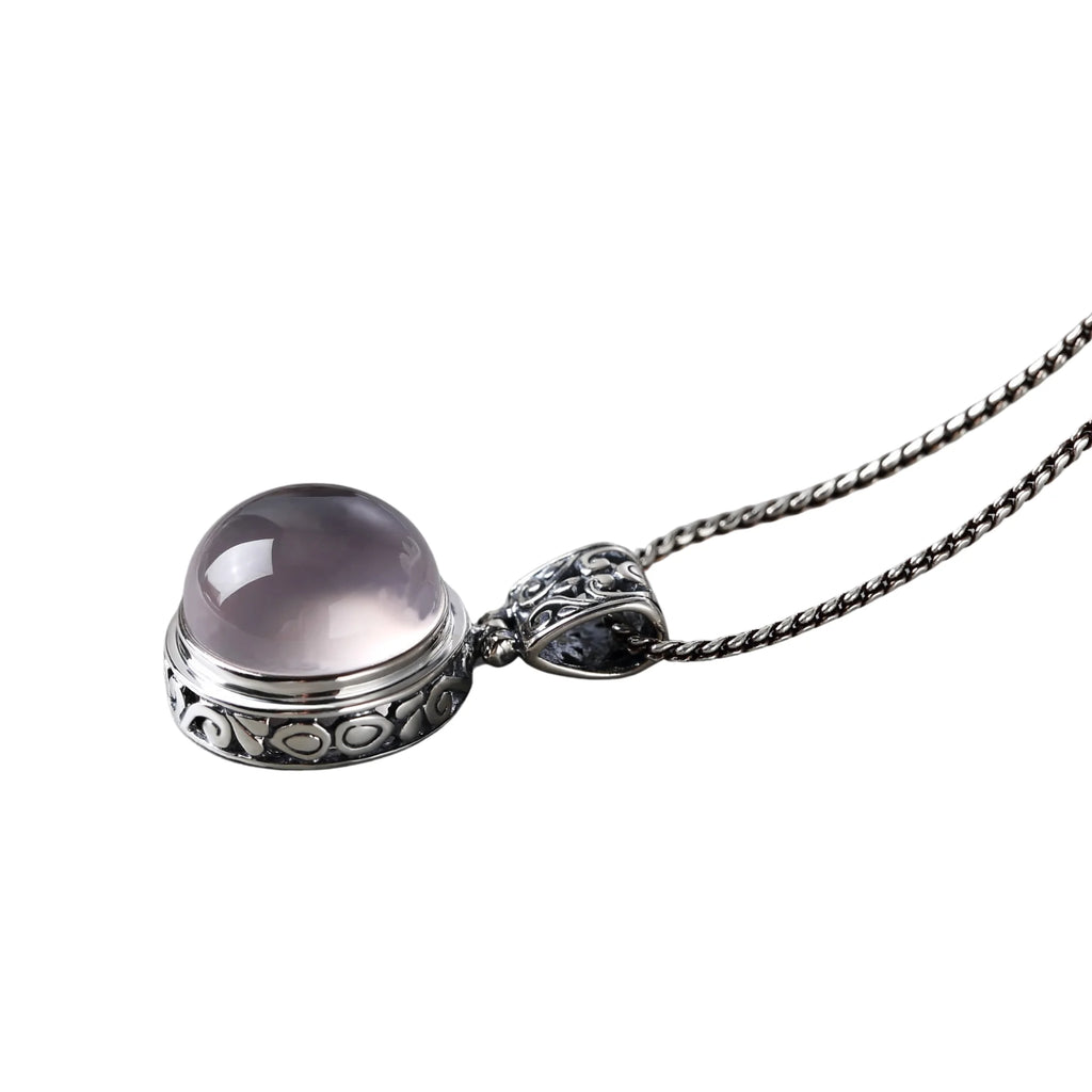 Lichtreflexe auf dem Rosenquarz in Silberfassung – weicher Schimmer, natürlicher Glanz