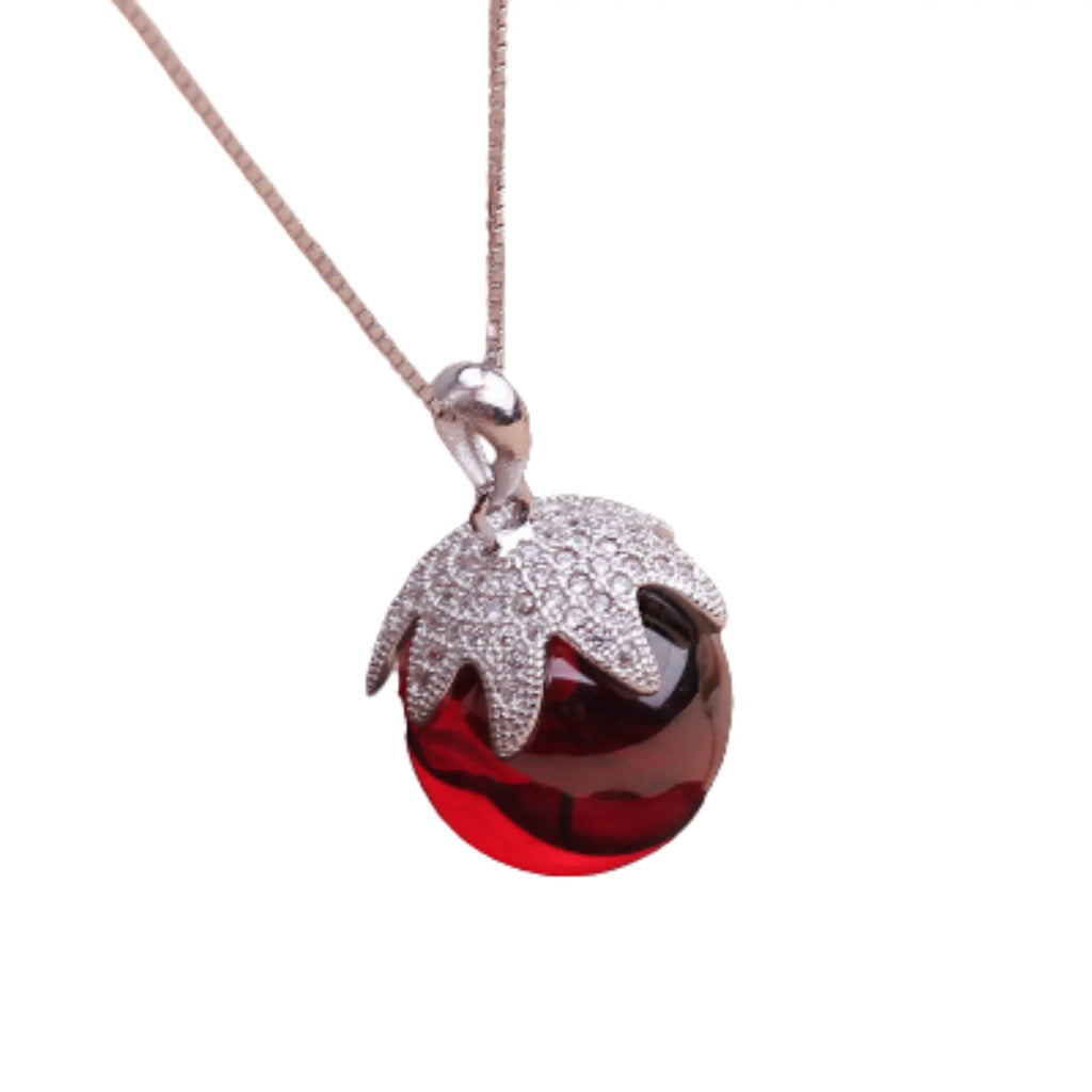 Rubinrote Kristallkette mit glitzernder Fassung in Kugelform