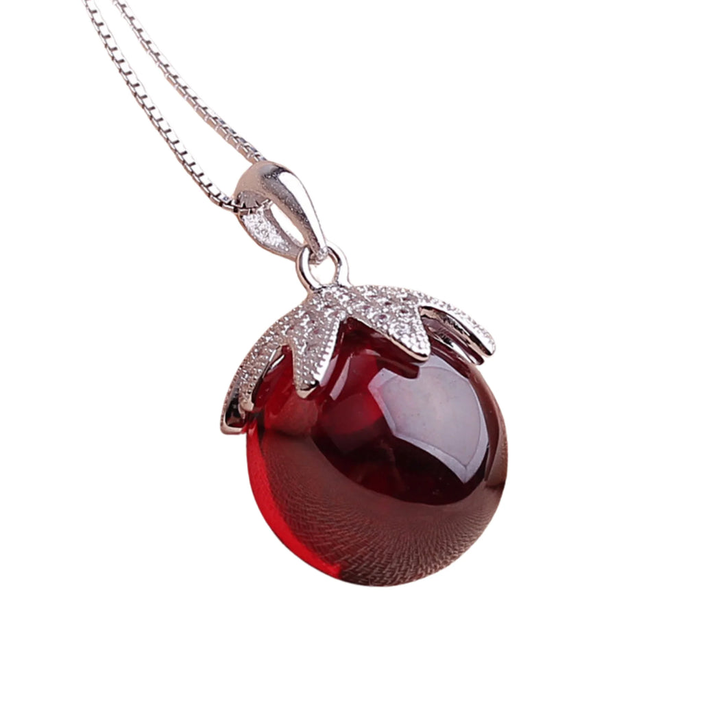 Runder Kristallanhänger mit silberner Strukturfassung