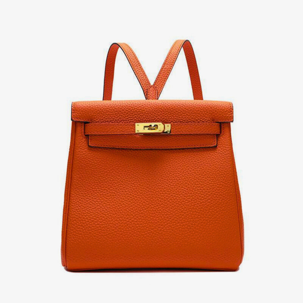 Orangefarbener Leder-Rucksack für Damen – strukturierte Oberfläche, goldene Drehschließe und eleganter Farbton.