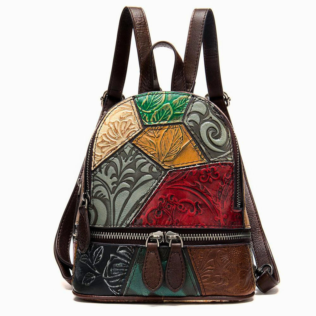 Vorderansicht des Classic Mosaic Rucksacks – handgeprägtes Echtleder in buntem Patch-Look mit Doppelzipper.