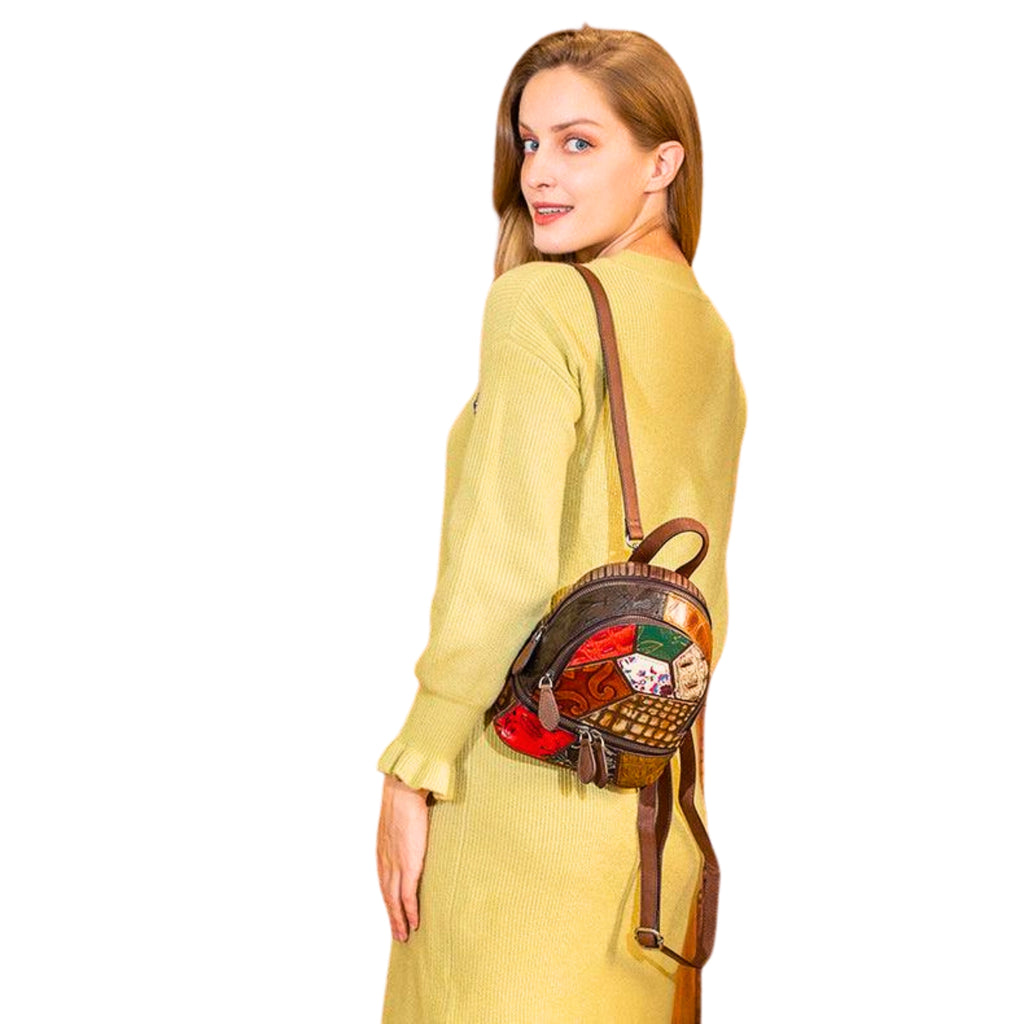 Kompakter Patchwork-Rucksack aus Echtleder – getragen im City-Look, farbenfroh, individuell und boho-urban.