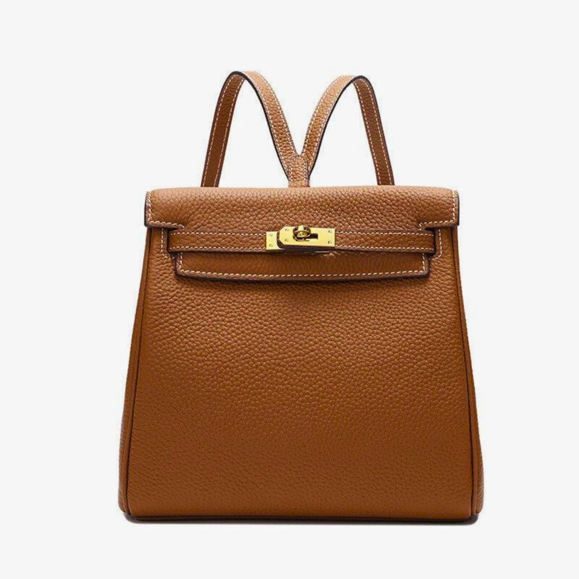 Leder-Rucksack in sattem Cognac – mit goldener Schließe, klarer Form und robustem Aufbau.