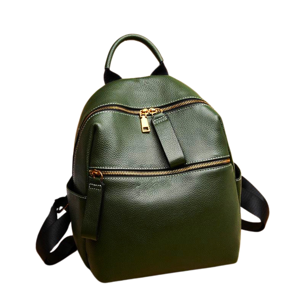 Seitliche Ansicht des Deep Forest Rucksacks – Echtleder mit Goldzipper und praktischer Vordertasche.