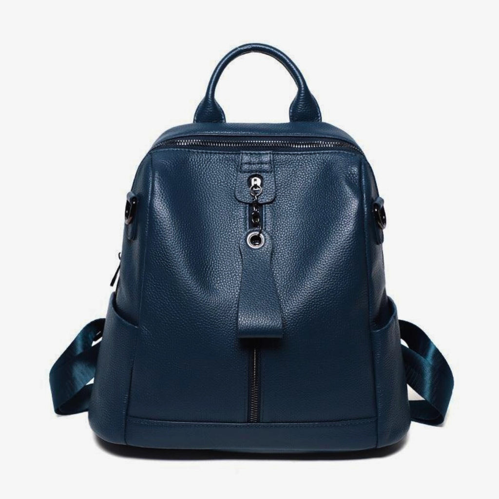 Frontalansicht des Royal Blue Rucksacks – glattes Echtleder, urbaner Look, perfekt für City und Reise.