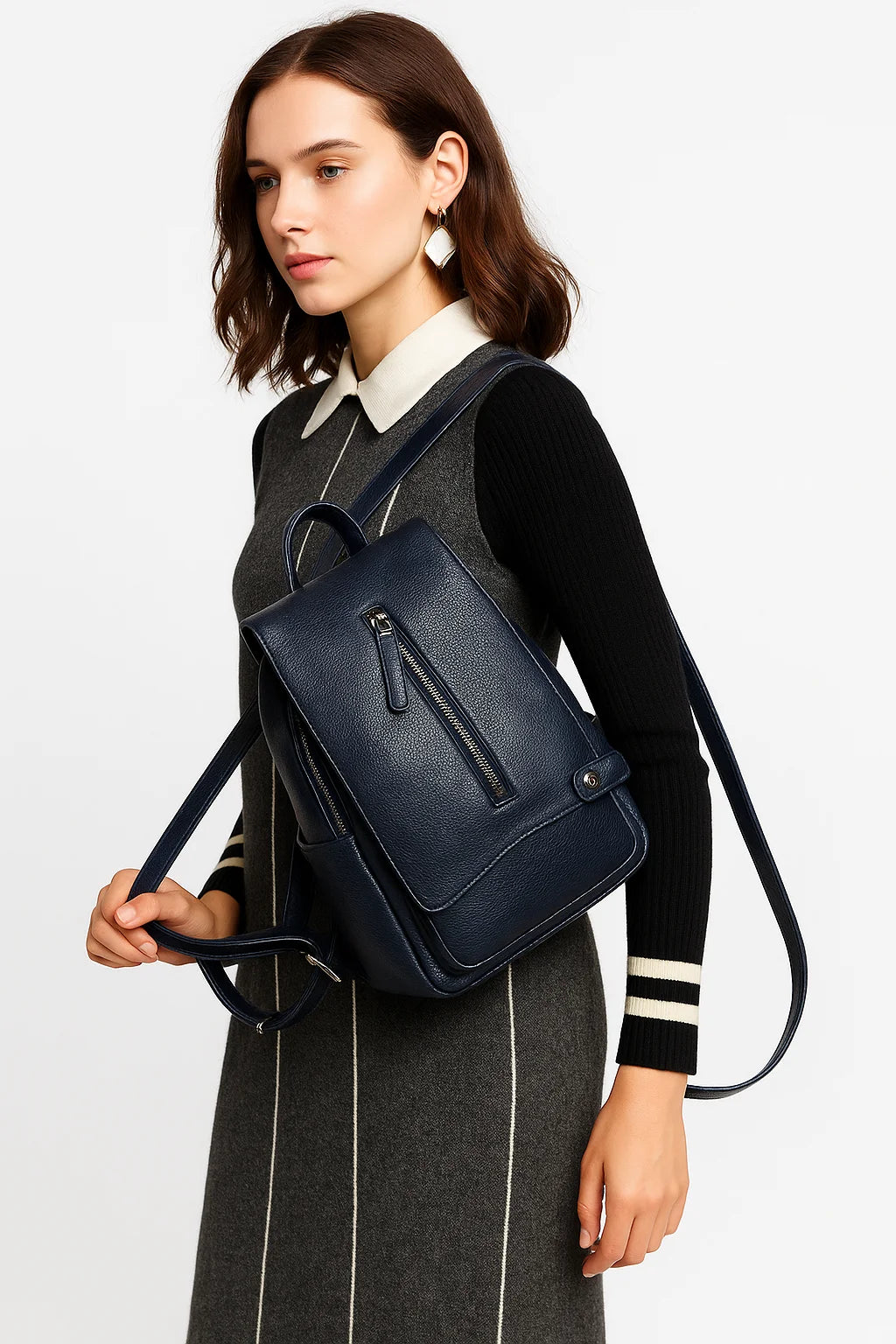 lederrucksack – frontansicht urban black metallschnallen