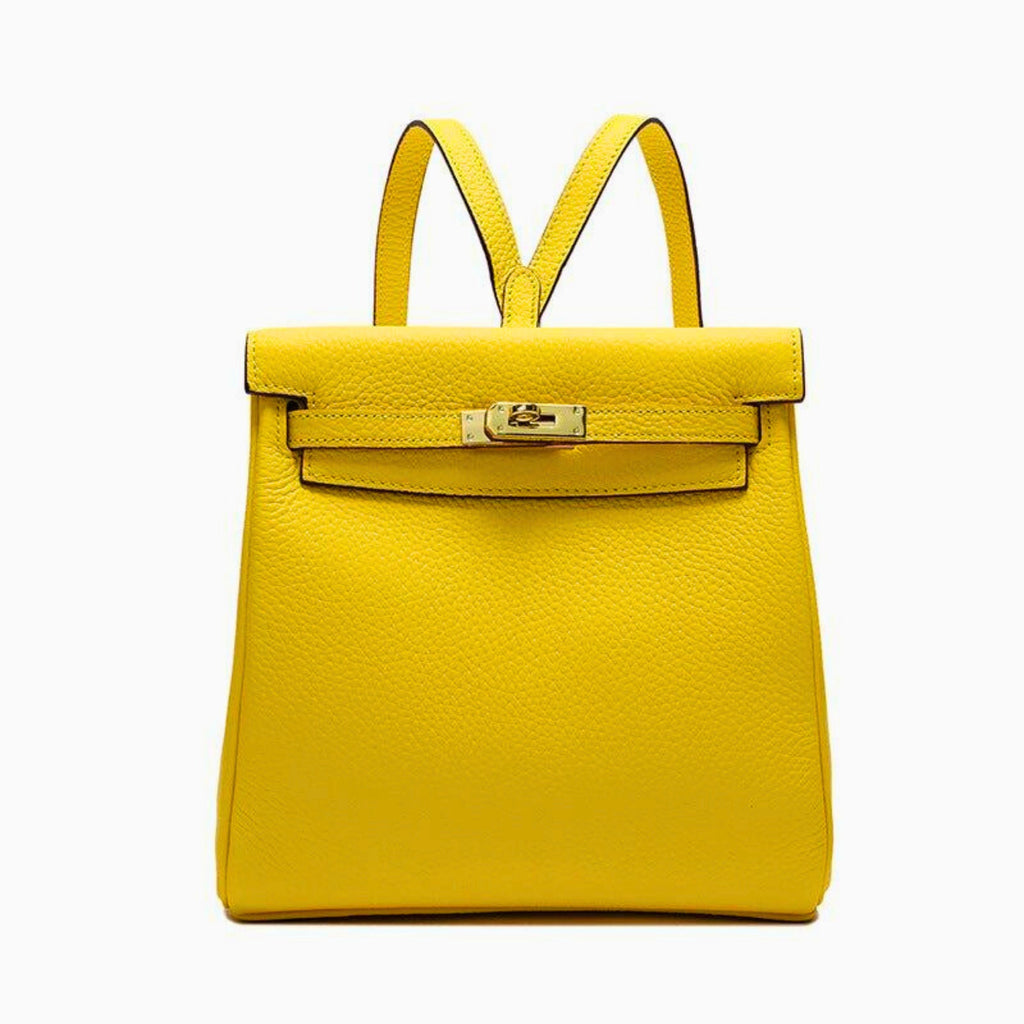 Gelber Rucksack aus Echtleder – kraftvoller Look mit goldfarbener Drehschließe und formklarer Silhouette.