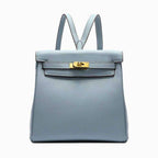 Sky Blue Rucksack – hellblauer Akzent, markenfrei, mit strukturierter Oberfläche und weichen Gurten.