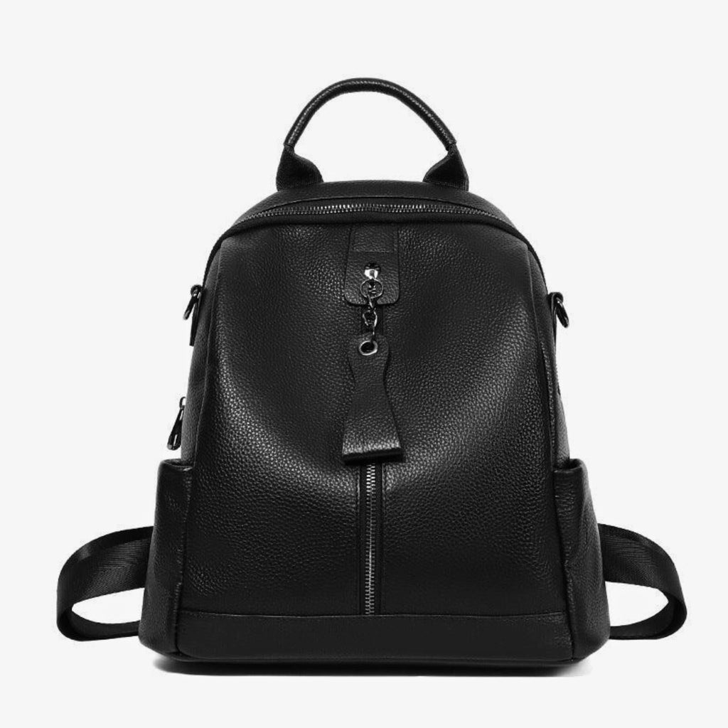 Damenrucksack in Urban Black – strukturiertes Rindsleder, klare Form, Frontreißverschluss mit dekorativer Lasche.