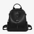 Damenrucksack in Urban Black – strukturiertes Rindsleder, klare Form, Frontreißverschluss mit dekorativer Lasche.
