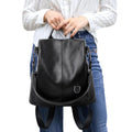 Urban Black Rucksack aus Echtleder – getragen als Citybag, minimalistisch und markenfrei mit elegantem Look.