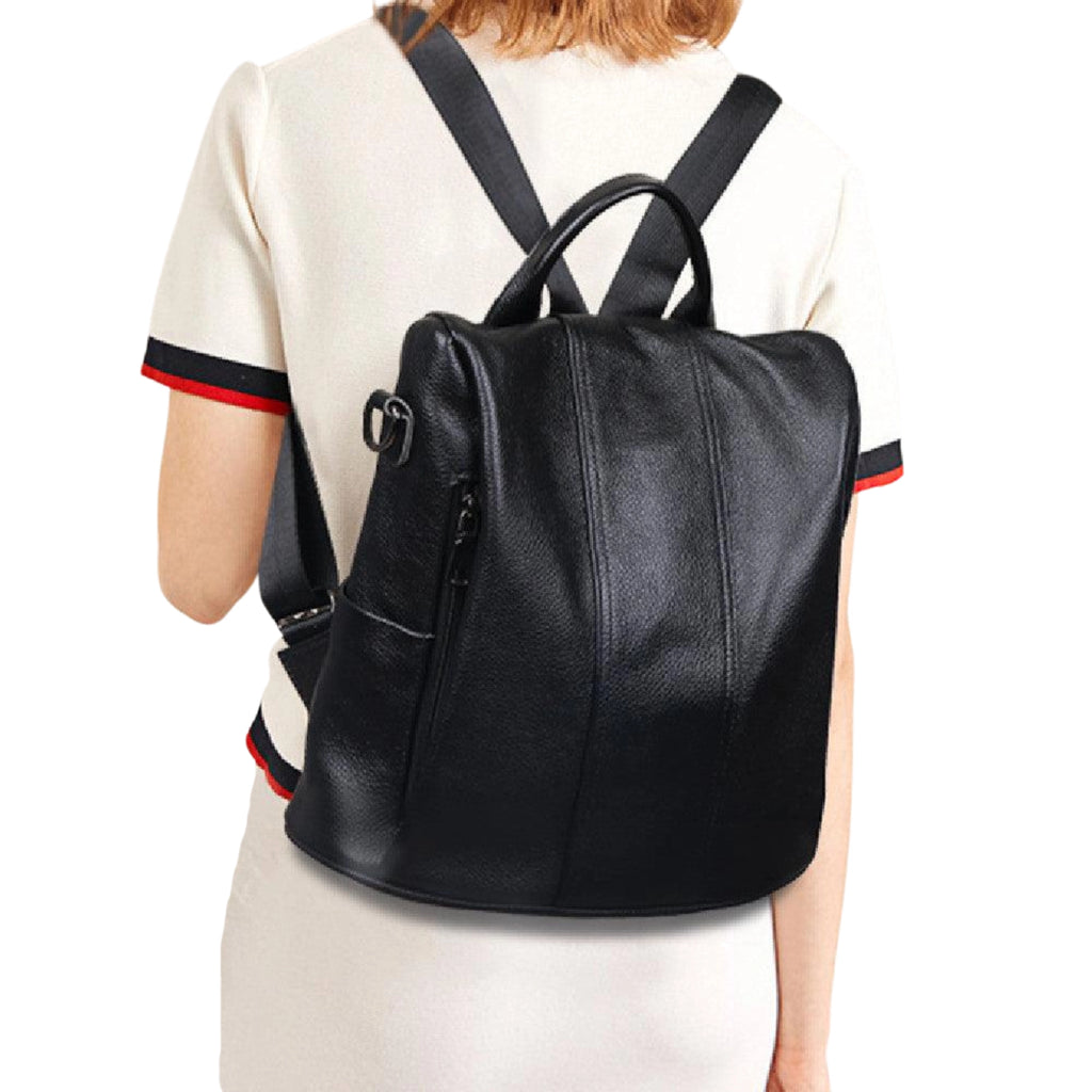 Diebstahlsicherer Rucksack in Urban Black – getragen, minimalistisch und formklar, mit verdecktem Reissverschluss.