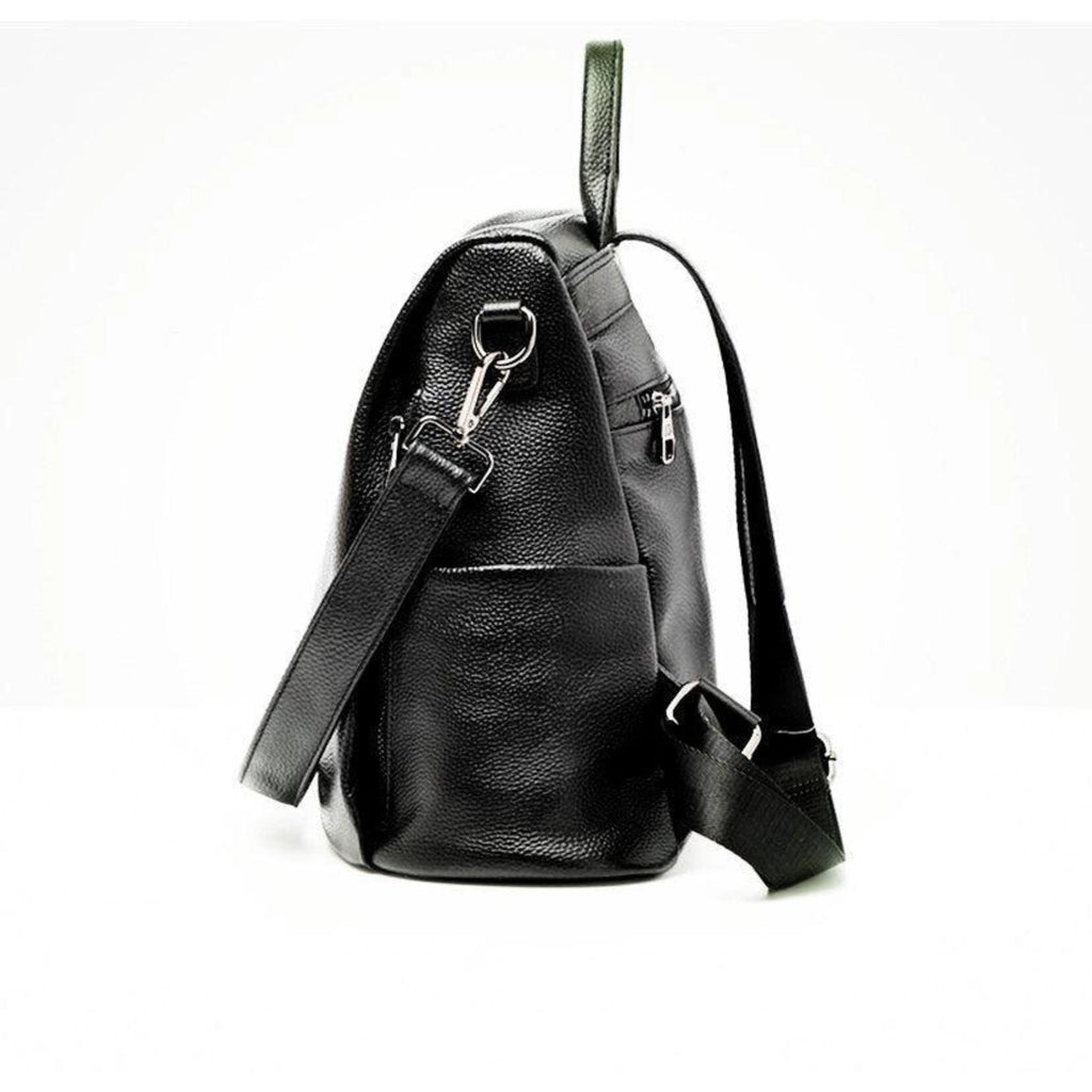 Seitenansicht des Urban Black Rucksacks – abnehmbare Träger, strukturierte Oberfläche und funktionale Seitentasche.