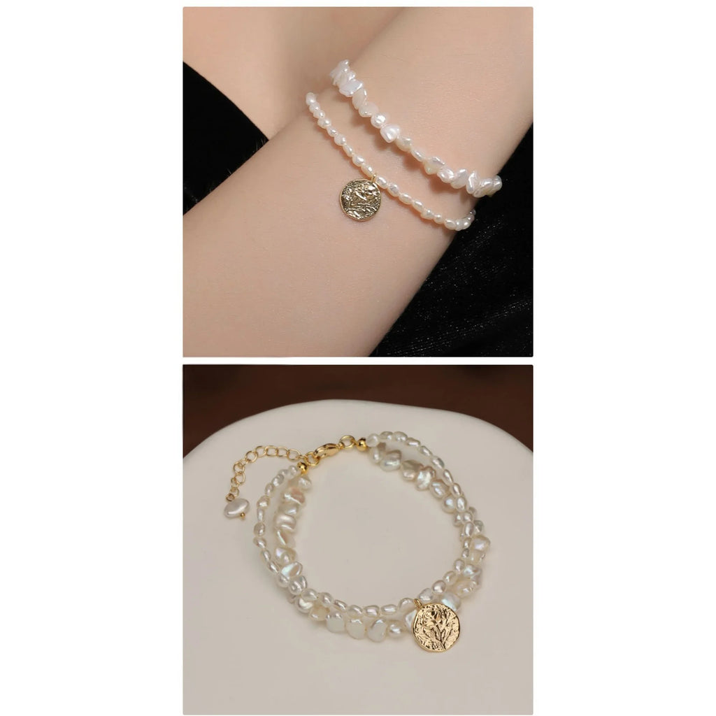 Strukturierter Goldanhänger mit zwei Reihen Naturperlen – offen dargestellt, natürlich gewachsen