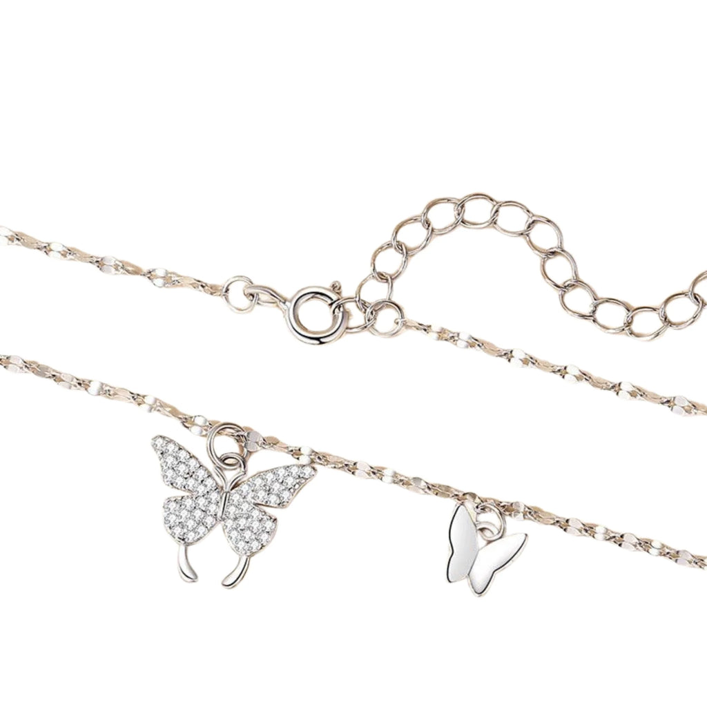 Makroaufnahme des Zirkonia-Schmetterlings – fein gefasst, glänzend und symbolisch auf 925 Silberkette