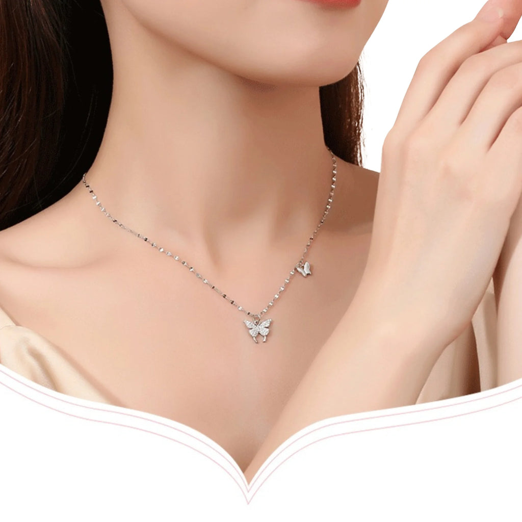 Getragene Silberkette mit zwei Schmetterlingen – funkelnd, feminin und symbolisch aus 925 Silber