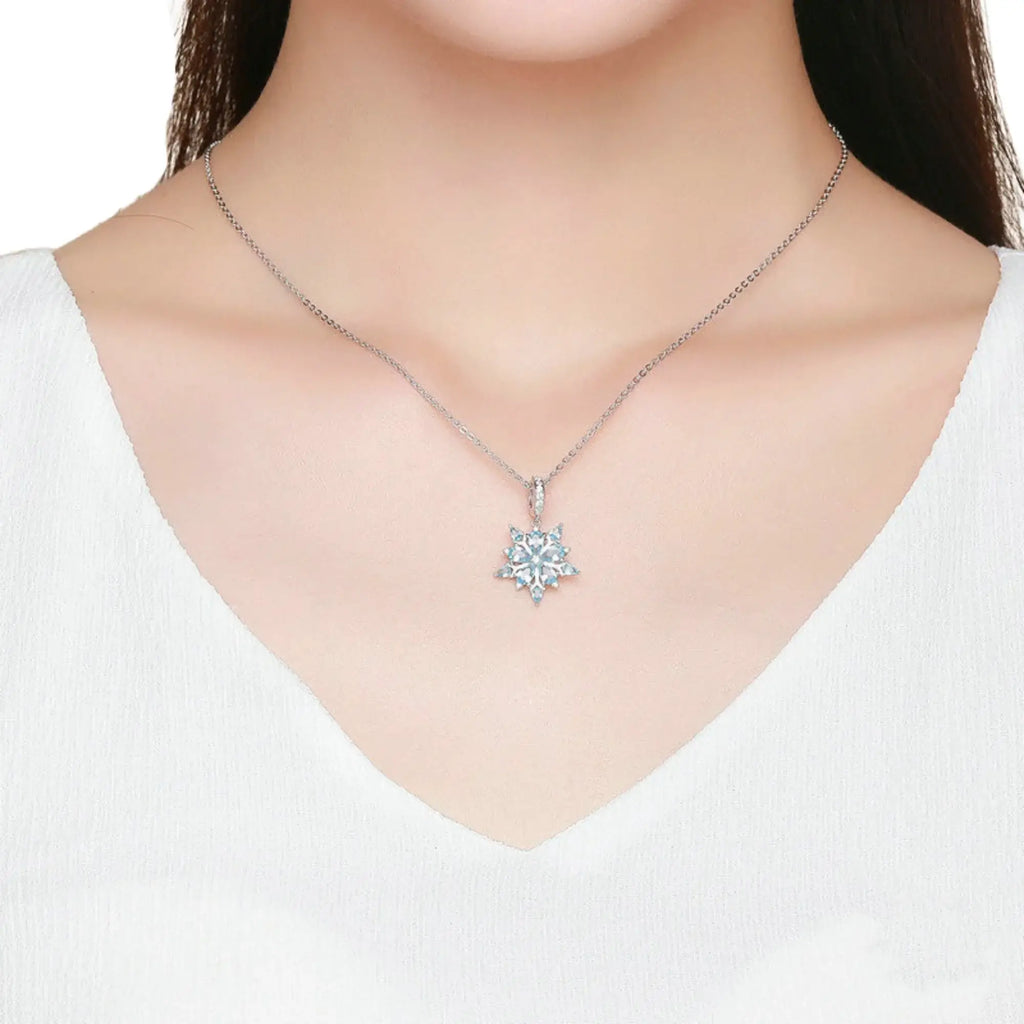 Schneeflockenanhänger aus Silber an Halskette getragen