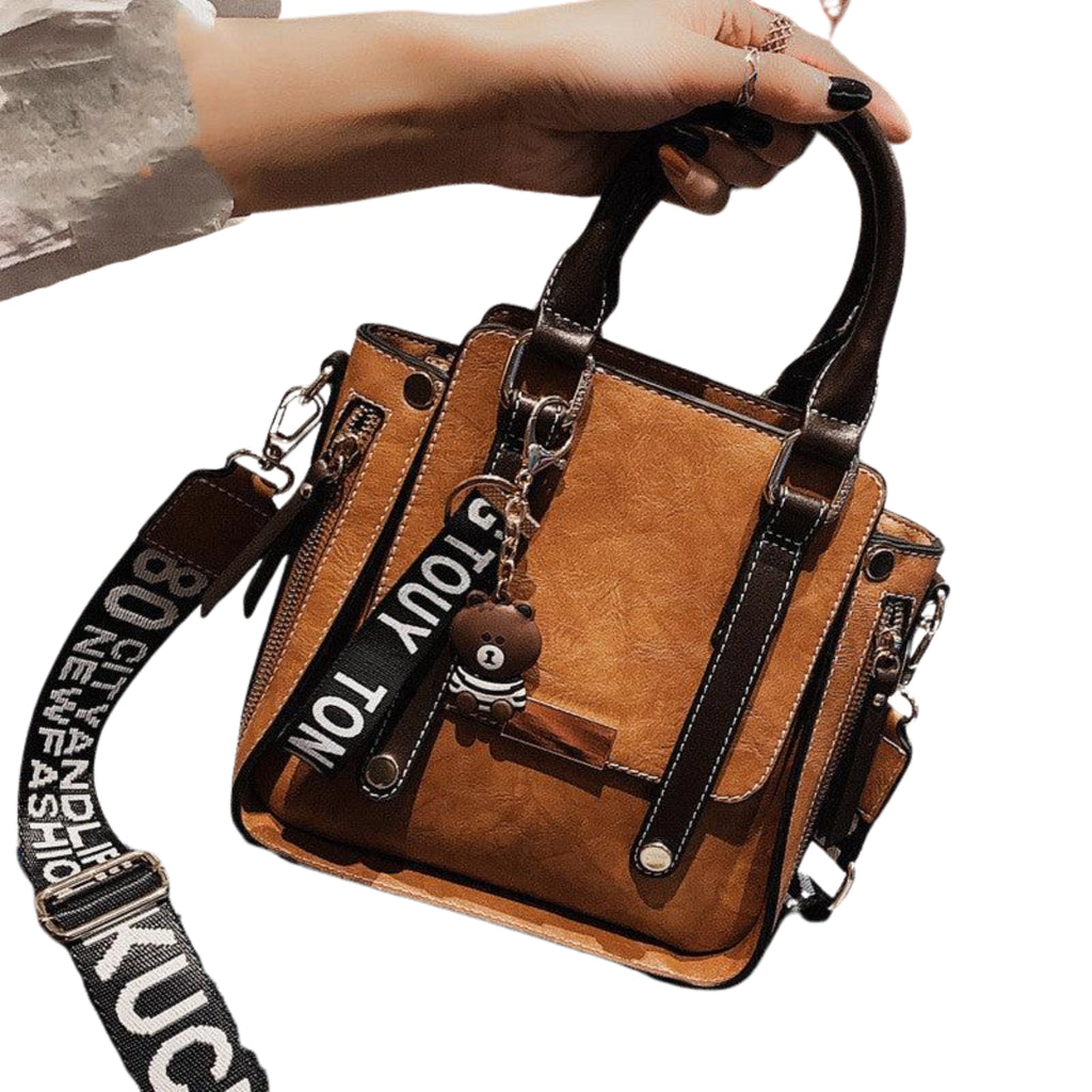 Caramel Clay Schultertasche – urbanes Format, hochwertiges Finish und stylischer Tragekomfort