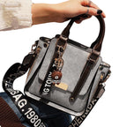 Modische Schultertasche in Cloud Grey – urbanes Design mit breitem Statement-Riemen für Alltag und City-Looks