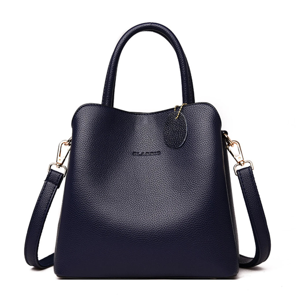 Navyblaue Tasche mit abnehmbarem Riemen – klassisch getragen zum Business-Look oder Jeansoutfit