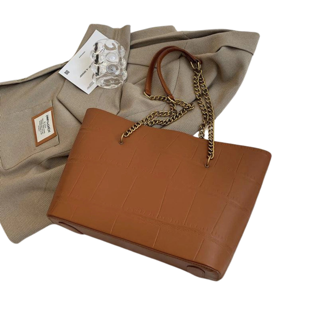 Schultertasche in Espresso Braun – klare Form, puristisches Design und funktionales Innenleben für stilvolle Alltage