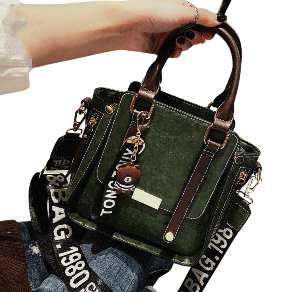 Urban Casual Schultertasche in Forest Olive – praktisches Format mit Print-Riemen und klarem Stil