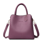 Fliederfarbene Schultertasche – getragen über Blazer für femininen Business-Stil