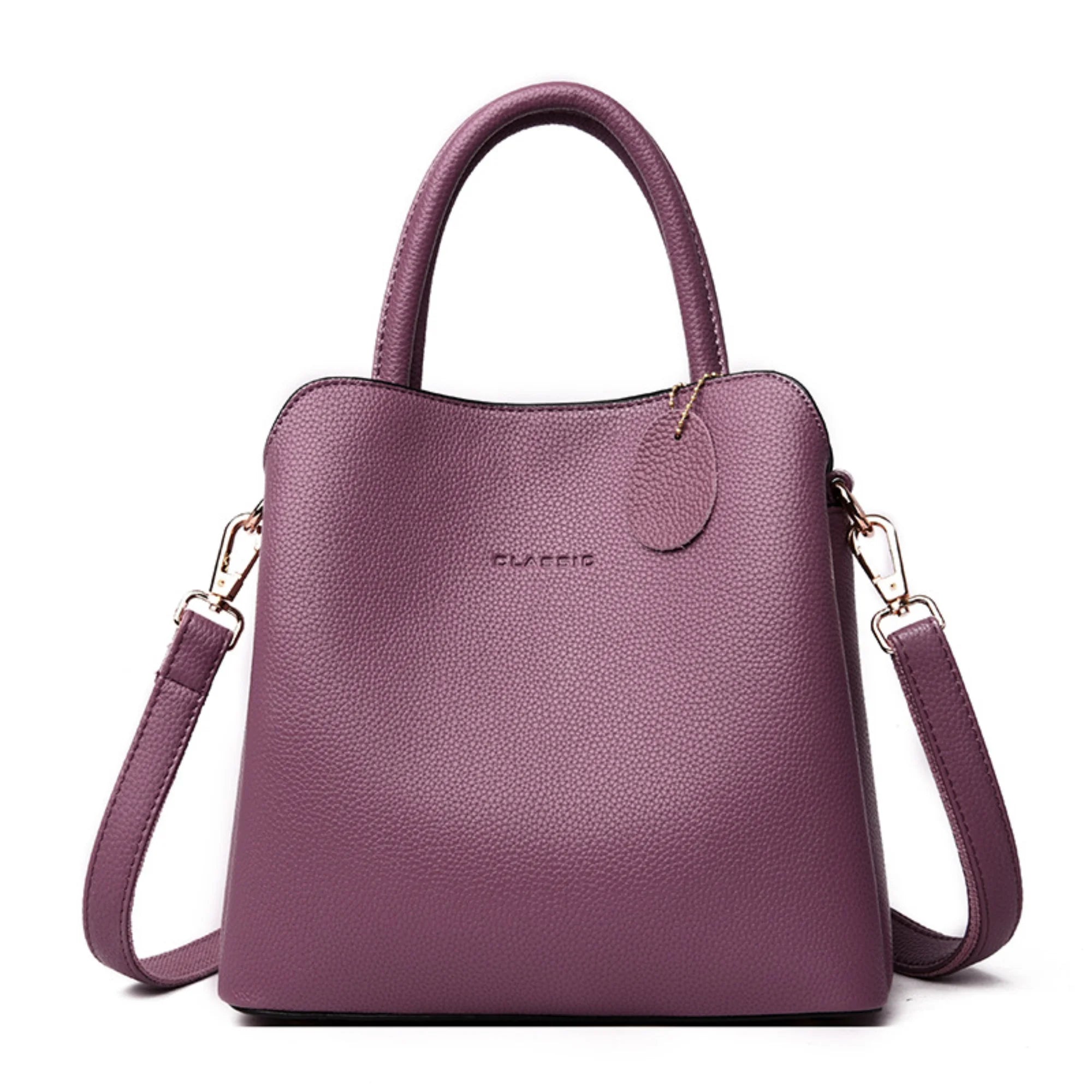 Fliederfarbene Schultertasche – getragen über Blazer für femininen Business-Stil