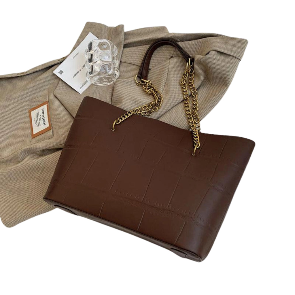 Schultertasche in Espresso Braun – klare Form, puristisches Design und funktionales Innenleben für stilvolle Alltage