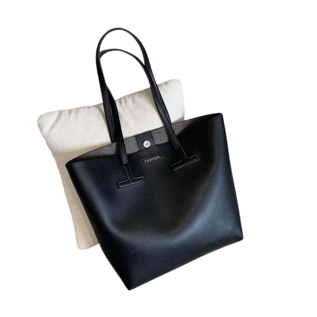 Schlichte schwarze Schultertasche aus weichem PU – cleanes Design ohne Logos, perfekt für Alltag und City-Stil