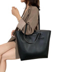 Minimalistische Schultertasche in Noir Black – weich, strukturiert und ideal für unterwegs im cleanen Stil