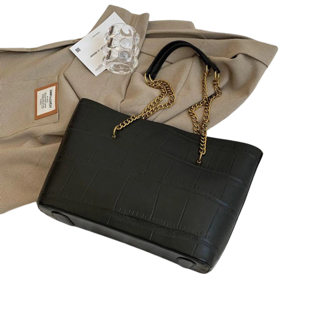 Elegante Schultertasche in Noir Black – urbaner Klassiker mit goldener Kette und strukturierter Oberfläche