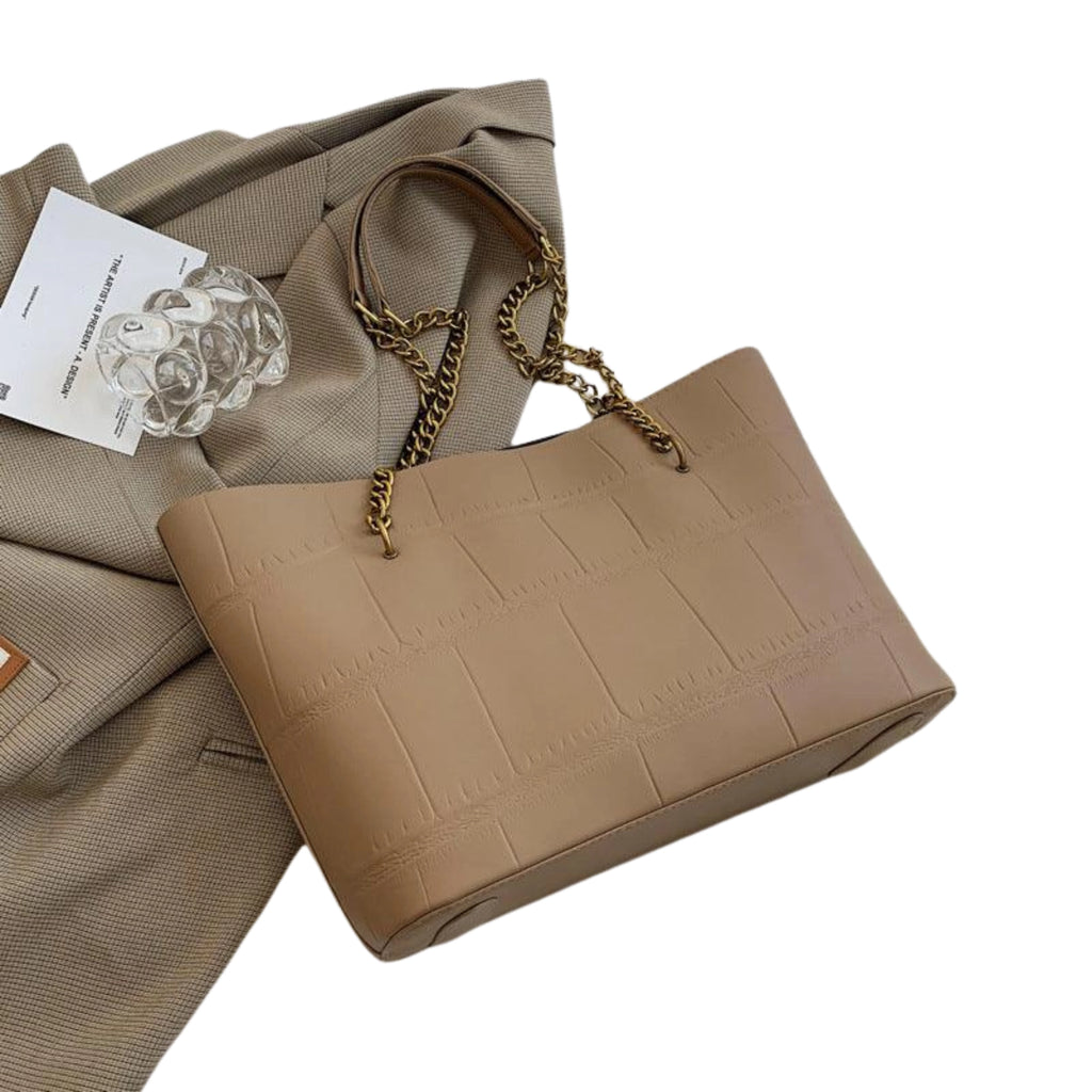 Stone Khaki Schultertasche mit Kettendetail – leicht kombinierbar, strukturiert und alltagstauglich in Schweizer Klarheit