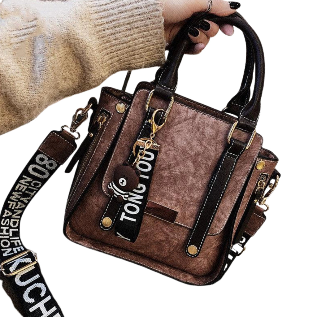 Schultertasche in Walnut Brown – robuste PU-Oberfläche, goldene Akzente und moderne Struktur