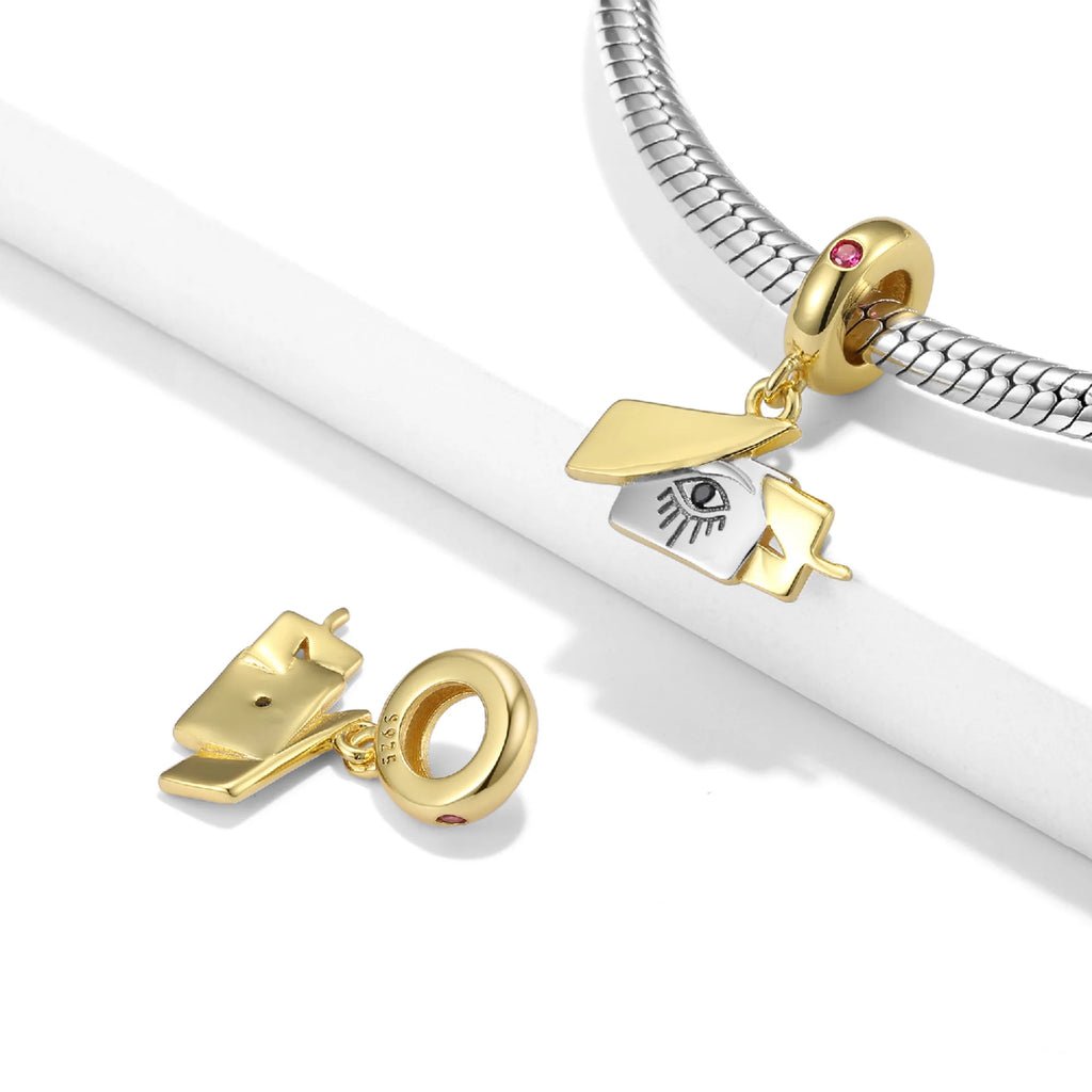 Goldener Anhänger mit stilisiertem Auge in Silber