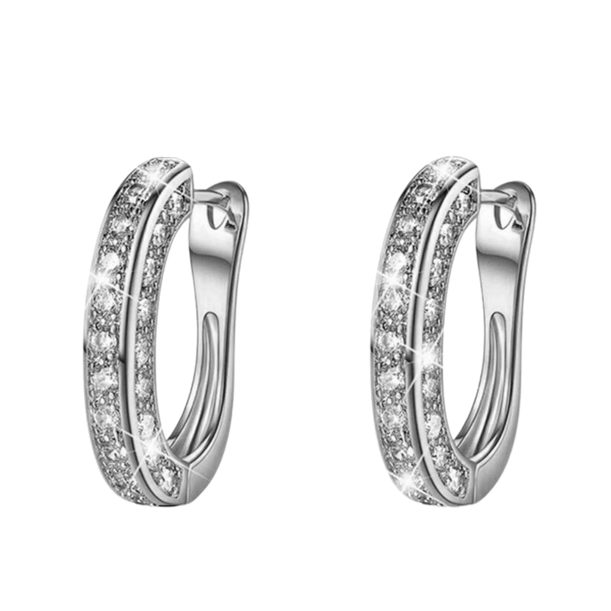 Silberne Segment-Creolen mit geometrisch montierten Zirkonia – neutral präsentiert