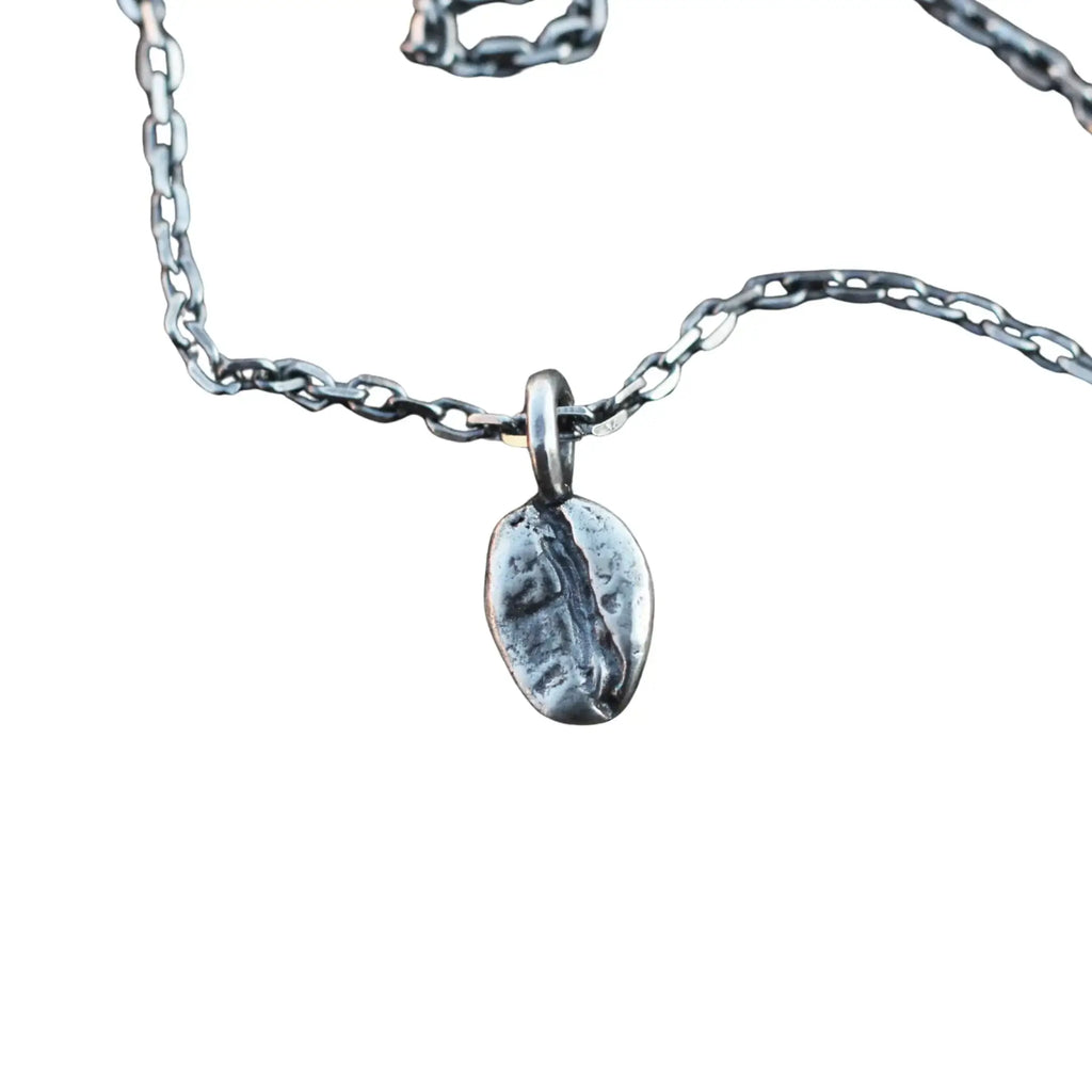 Vintage Kaffeebohnen-Anhänger auf strukturierter Oberfläche