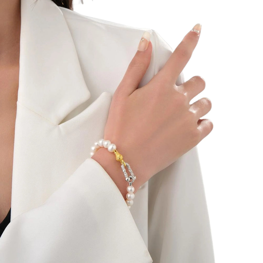 Getragenes Armband mit Naturperlen und kraftvoller Bicolor-Schliesse – minimalistisch und stark