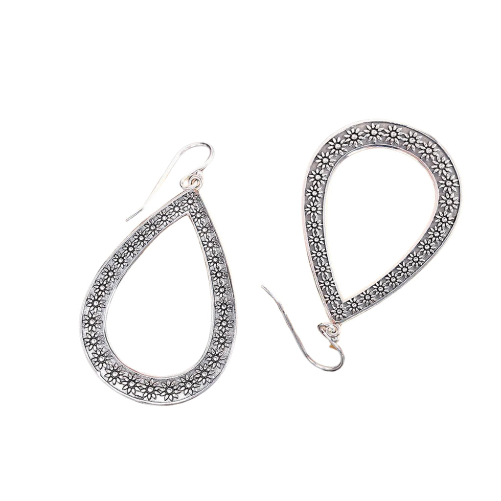 Florale Tropfenohrringe aus 925 Silber, diagonal auf weissem Untergrund