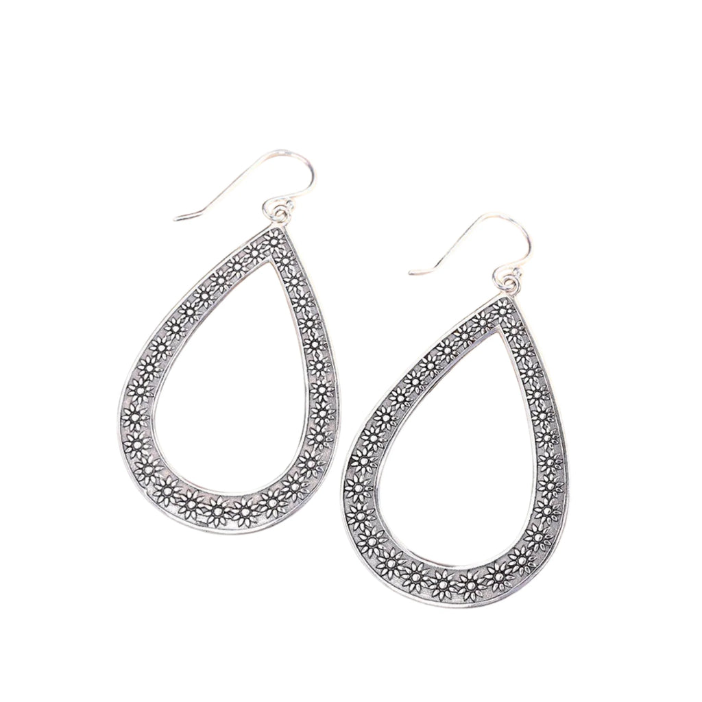 Zwei florale Tropfenohrringe aus 925 Silber, schräg angeordnet mit Hakenverschluss