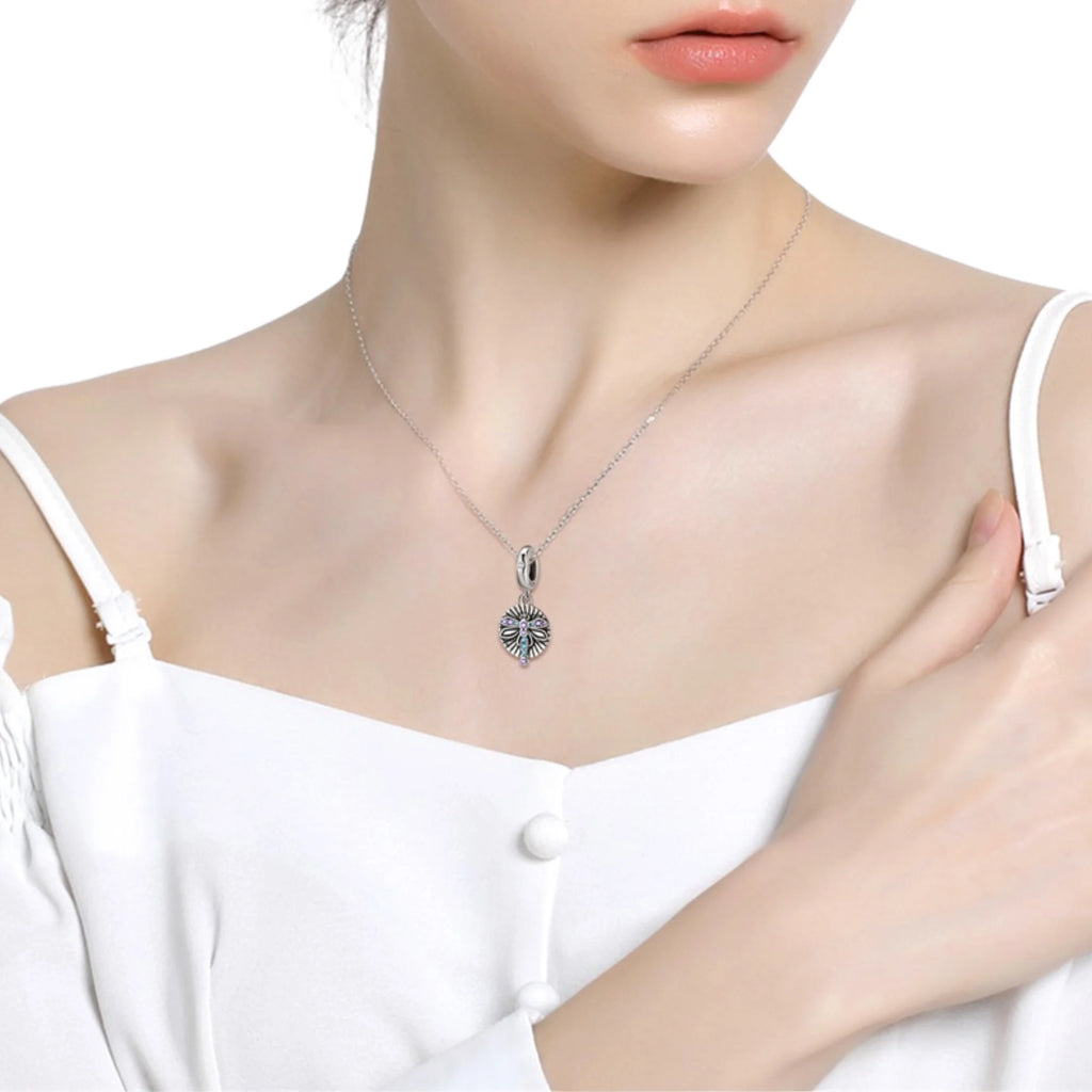 Silberanhänger mit Libelle an feiner Kette getragen