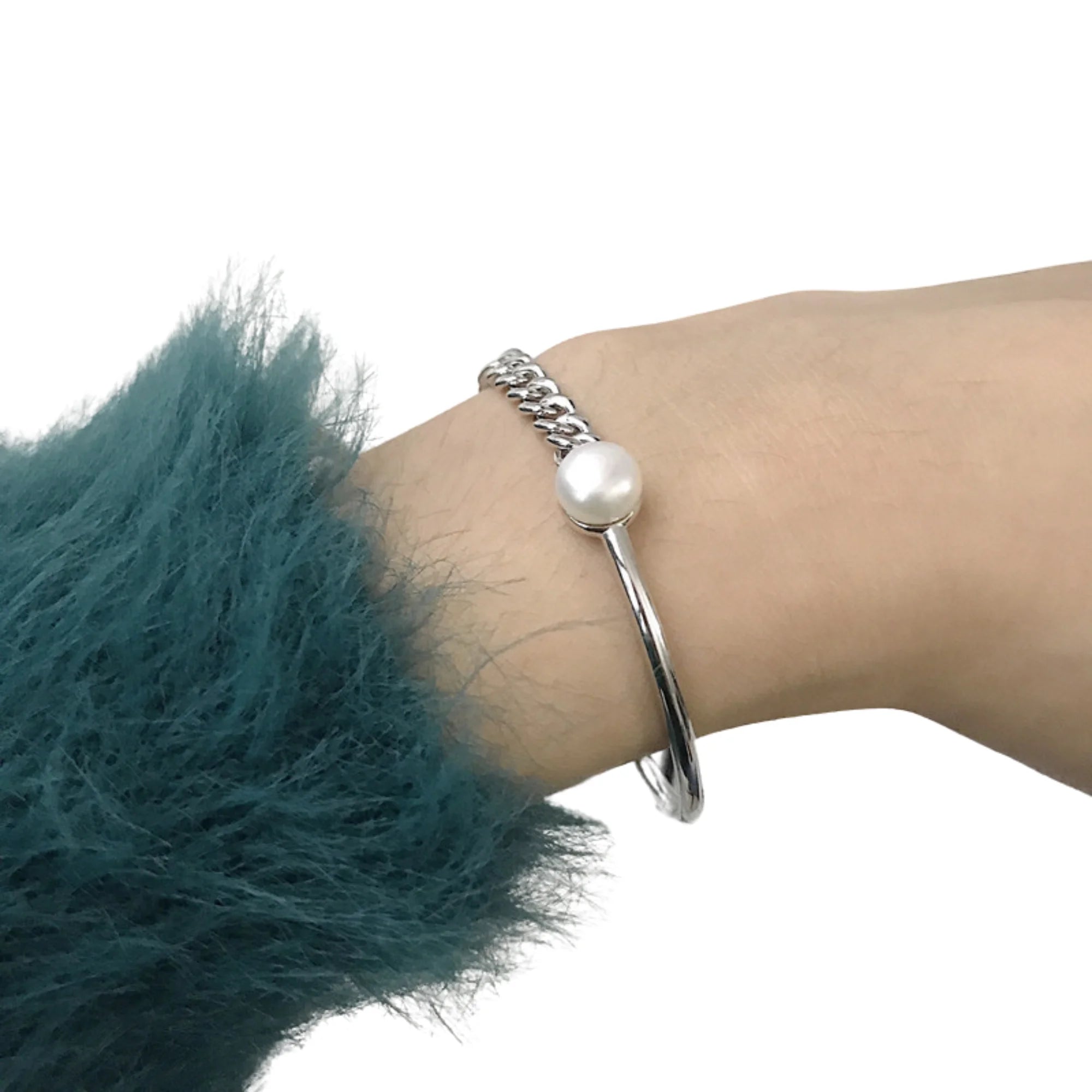 Asymmetrisches Silberarmband mit Einzelperle – getragen am Handgelenk über weichem Stoff