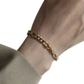Seitlich getragenes Gliederarmband aus 925 Silber in Gold – schlicht und kombinierbar
