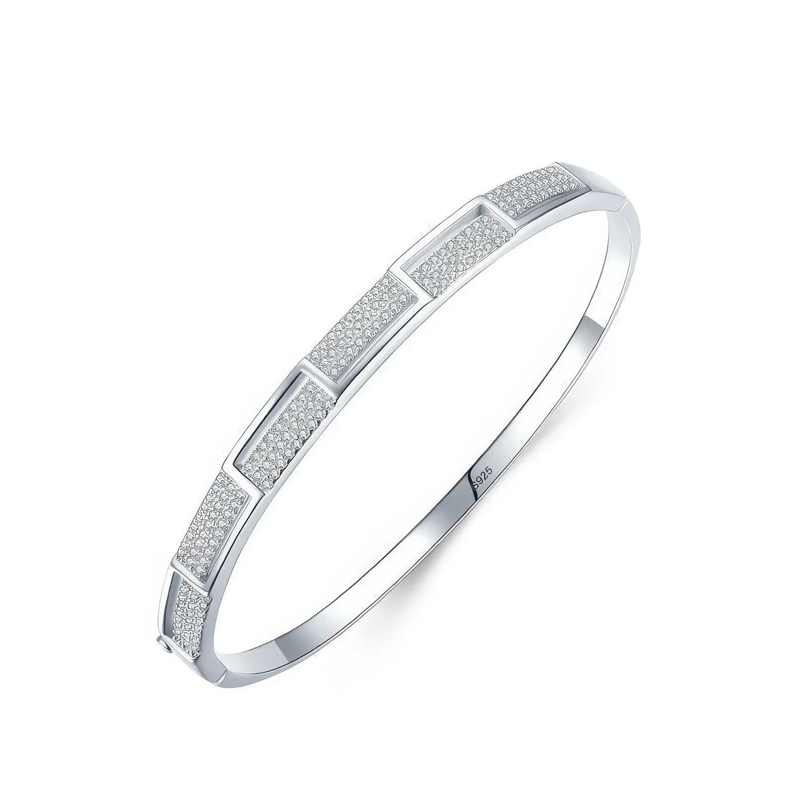Freigestellter 925 Silber Armreif mit Zirkoniadetails – klassisch, elegant und leicht