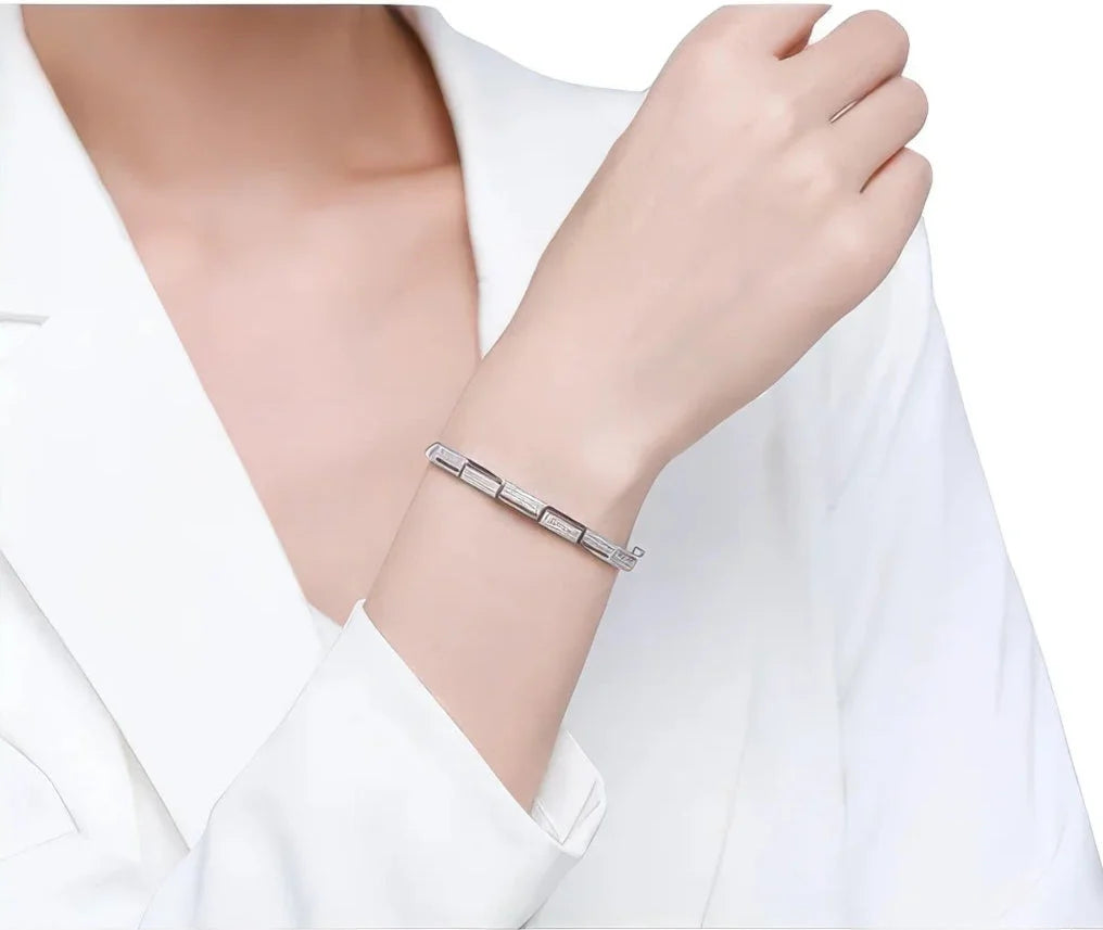 Schlichter Armreif aus 925 Silber – getragen im Business-Look, zurückhaltend mit feinem Glanz