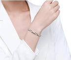 Schlichter Armreif aus 925 Silber – getragen im Business-Look, zurückhaltend mit feinem Glanz