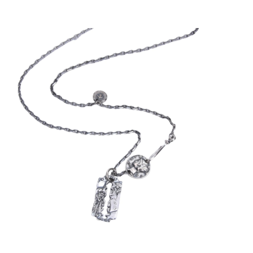 Getragene Silberkette mit massivem rechteckigem Anhänger – markant, reduziert und urban kombiniert
