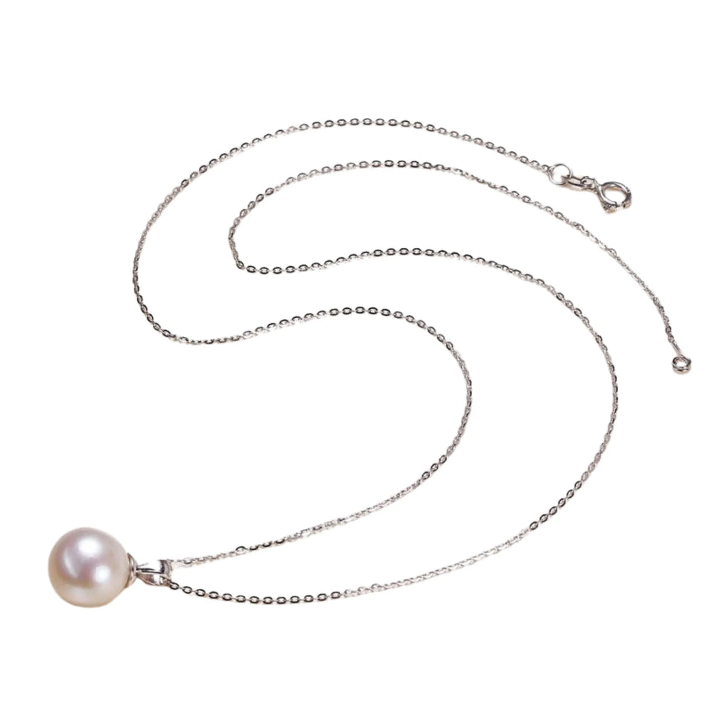 flachliegende silberkette mit zentrierter edison-perle – klassische linienführung