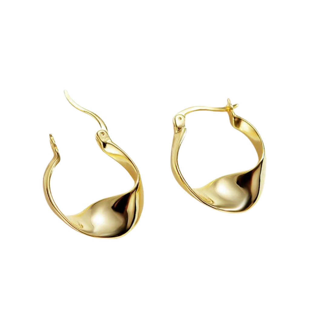 Goldene Creolen mit Drehung – symmetrisch angeordnet